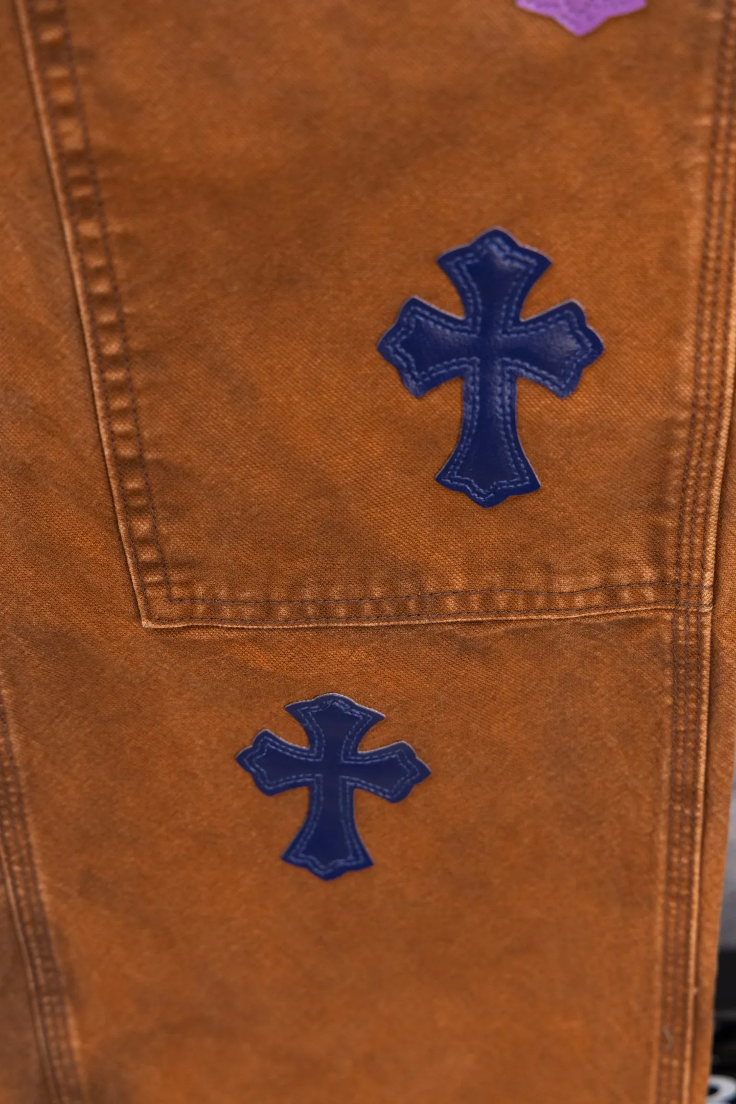 P290 Chromehearts Limited Edition Ox King Blue Purple Cross Patch Leather Brown Jeans Workwear Logging Pants. The counter price is 34W level. The patchwork cross pattern is embellished and the jeans are washed! ! An absolutely high-end luxury product, a 1.9W-level god-level single product, a super popular product, made by top heavy industry, a magic weapon that cannot be missed! [About Zangyin] This is an extremely luxurious fashion brand that can also be called the aristocracy of the high street. It has always been an exclusive brand for some hipsters or rich second generations. Compared with ordinary high streets, it is more luxurious and noble. Compared with luxury brands, it is more fashionable and individual. It has always been a brand that I have a special liking for. [Top heavy industry fashion design] Consistently high-street luxury style. Speaking of this style, the Zangyin family and GU family are definitely the leading representative brands. Especially the Zangyin family has really achieved a state-of-the-art effect in creating high-street style. The unique washed material is used to create this style. The color system is already quite eye-catching. After it is decorated with patchwork cross flowers, it cleverly highlights the charm of the brand. Secondly, this style uses classic The high-waist cutting design highlights the long legs and fashionable temperament of the upper body. The brand is highly recognizable and the slim fit configuration is more suitable for daily wear. It is a product that interprets personality, fashion, and specifications at a glance. This single product is enough to make any fan excited. It can be a white T-shirt for a youthful college style, or a tight suspender for a royal style. It has strong matching ability and can be easily controlled by men.  [Materials and craftsmanship] Needless to say, this point goes without saying. As an excellent craftsman brand, Zangyin’s requirements for details and craftsmanship are really perfect. The washed color of this model has gone through so many processes, not to mention the embellishment of denim appliques. It is also purely hand-made and sewn. Just like what they believe in, only hand-made things have soul and have the meaning of wear. A top-notch heavy-duty fashionable denim item, I look forward to your perfect interpretation! !  Color: Picture color Size: 28-36